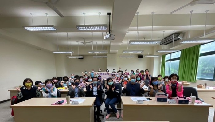 111.10.18(二)、111.10.21(五)《樂齡大學新生活》、1111學期樂齡大學始業式：進行開學典禮始業式，滿滿祝福，期望學員喜悅豐收～開啟樂齡大學新生活，期望樂齡學員能喜愛並熱情參與本校樂齡大學課程，寓終身學習於日常生活之中，進而成功的老化。
