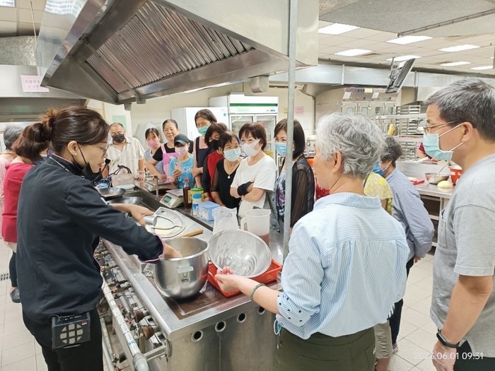 112.06.01(四)、112.06.02(五)《中式點心》大家一起學做美味的中式點心。記憶中的點心滋味~隨著時代變遷，傳統中式點心的風味、美味也漸漸消逝，透過課程的手作與實際參與，一起讓讓傳統的美好風味再現。