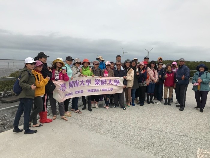 112.03.28(二)《生態觀光與環境教育》校外教學融入海洋教育，走讀式學習參訪：芳苑海牛驛站、彰化鹿港老街。實際前往彰化芳苑濕地體驗黃牛養蚵及採蚵過程，並透過解說導覽深入了解半世紀以來的漁民文化。