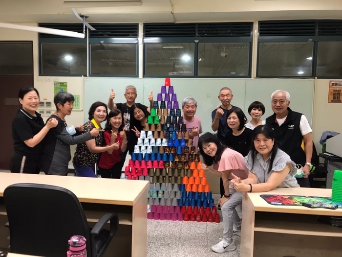 競技疊杯運動社團團練情形，111學年度嘗試融入課程推動《競技疊杯運動社》樂齡學習社團，111.11.29(二)、111.12.20(二)認識競技疊杯，112.04.13(四)、112.05.02(二)競技疊杯運動，合計共安排4次課程，鼓勵學員課後多練習、相互交流，也可在家中與家人、孫子女互動，一起玩疊杯，玩出手眼協調力、專注力與人際力。