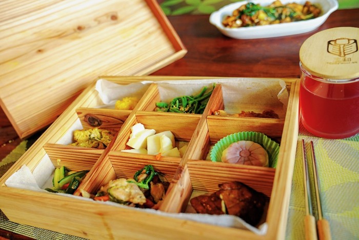 午餐是九宮格餐盒、木筷是三和木藝文創手作的。
